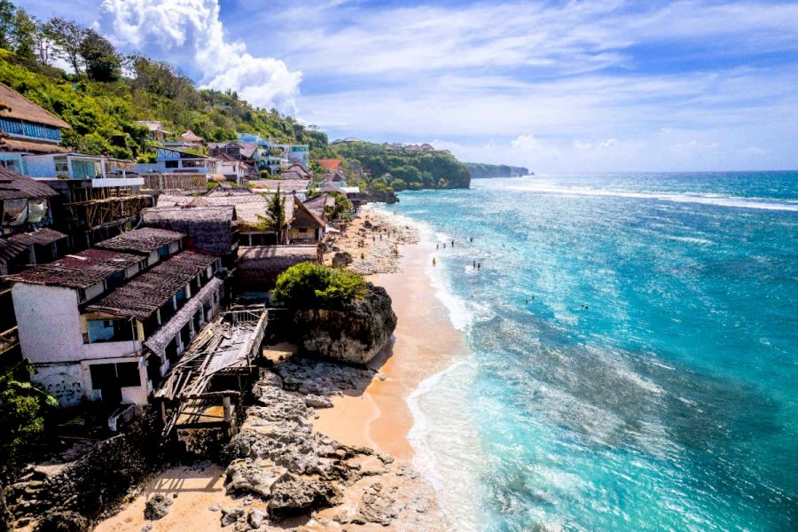 Berita demolisi di Bingin Beach Dimulai, Lebih dari 40 Bangunan Ditertibkan