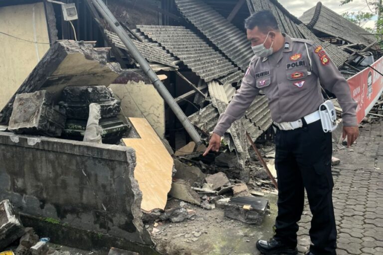 Diduga Sopir Mengantuk, Mobil Seruduk Warung Makan Babi Guling Men Lari di Gianyar