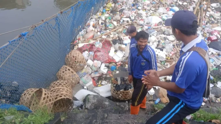 Lonjakan Volume Sampah di Sungai Usai Penutupan TPA Suwung